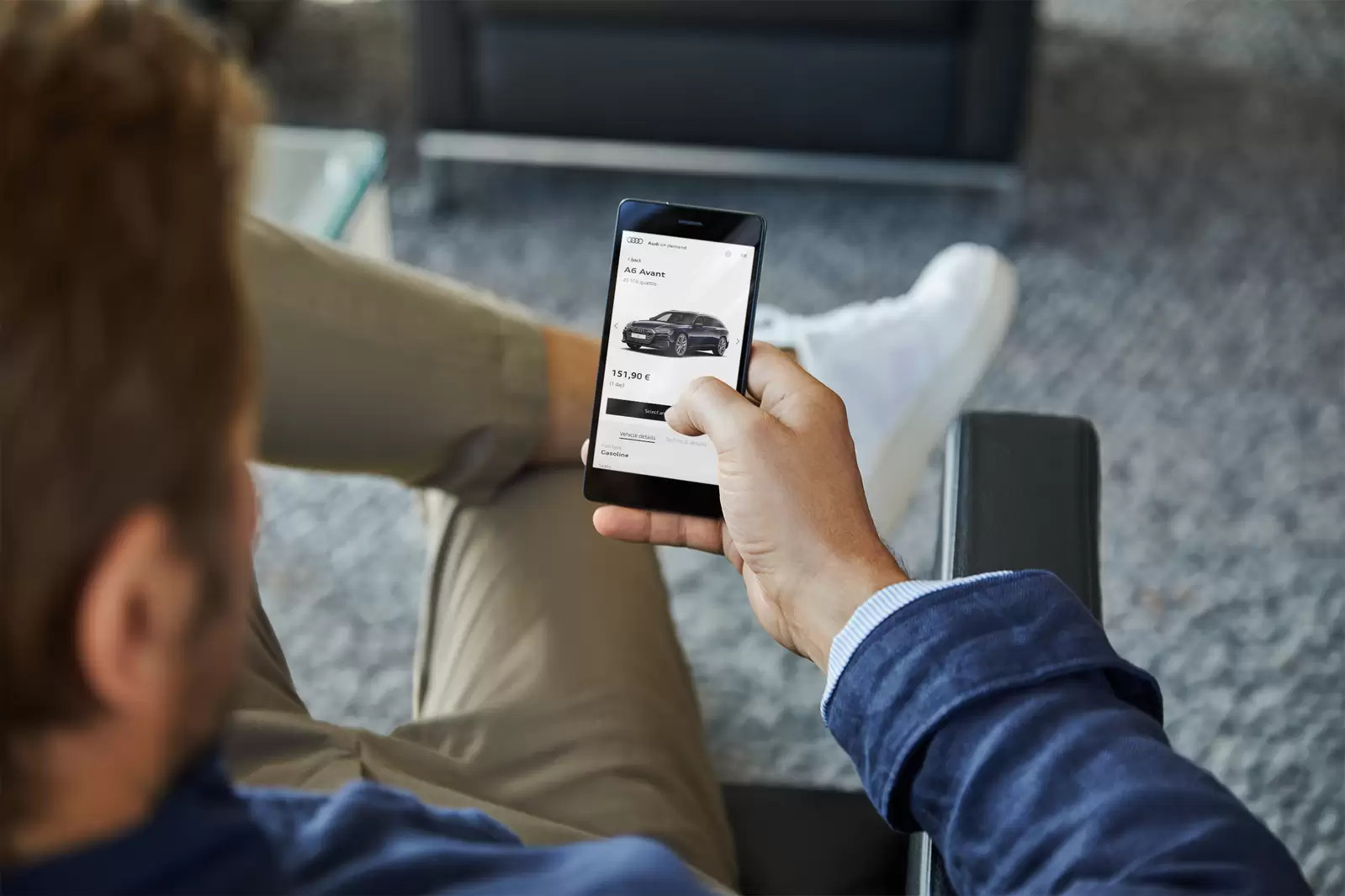 Mann mit Smartphone Audi on demand auf Display